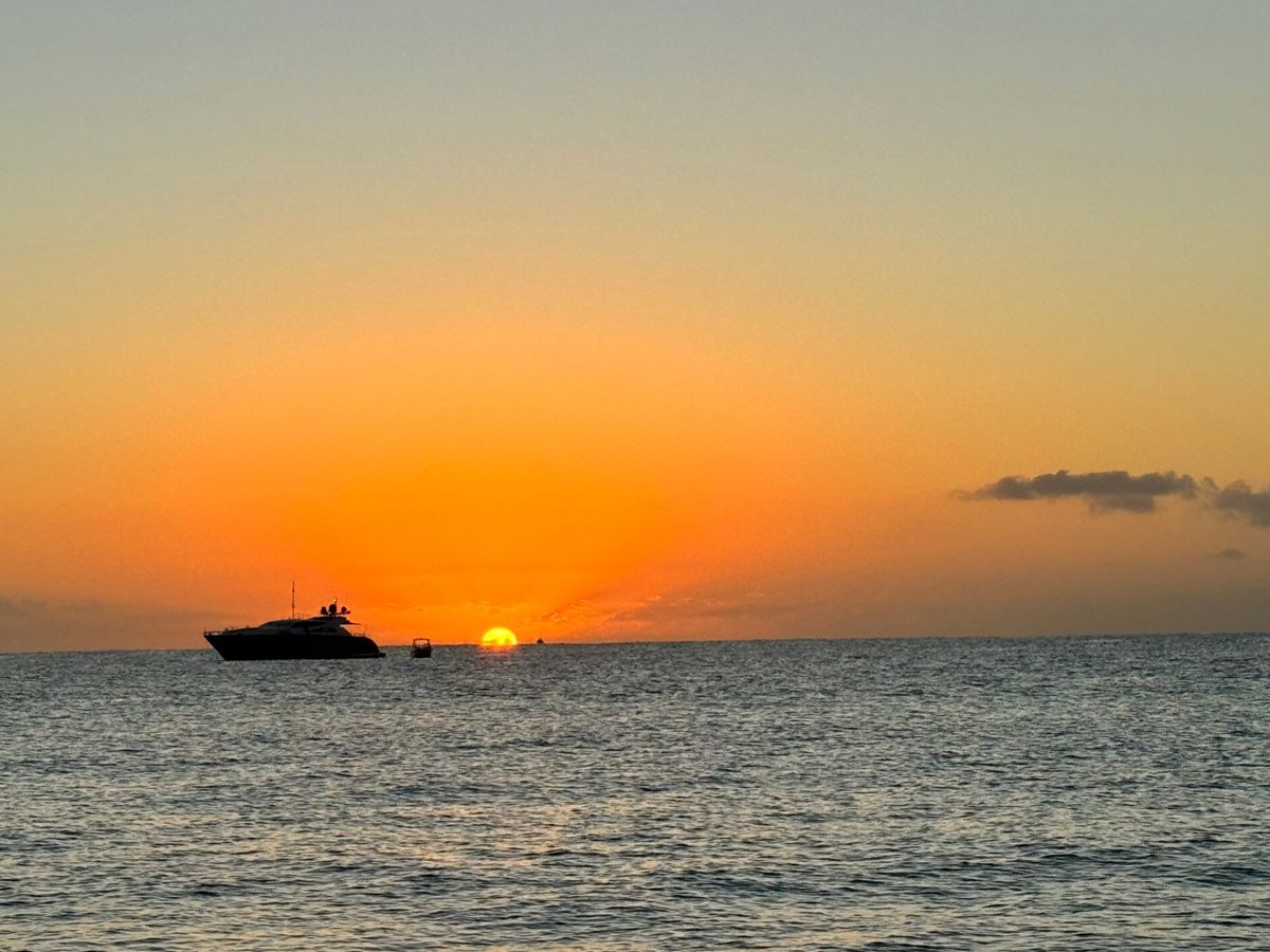 Atardecer sobre el mar visto desde la cubierta de un yate en Los Cabos