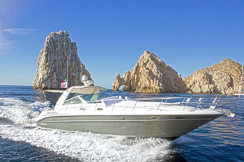 Yate deportivo junto a El Arco de Cabo San Lucas