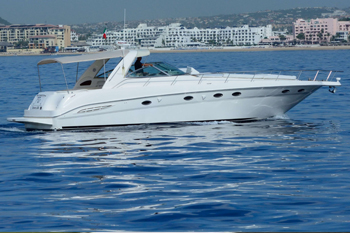 Yate de lujo frente a la costa de Cabo San Lucas