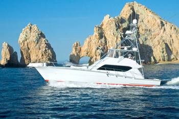 Barco de pesca deportiva frente a El Arco