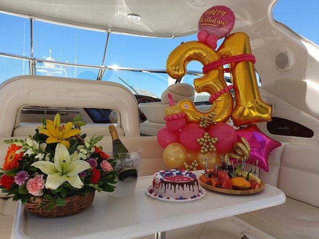 Decoración de cumpleaños con globos y flores a bordo de un yate